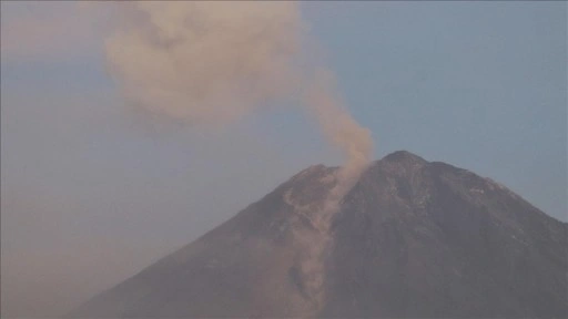Endonezya'da Semeru Yanardağı'nda patlama meydana geldi