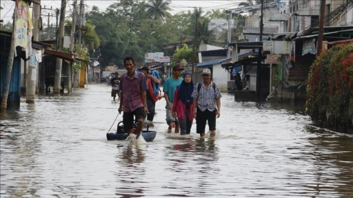 Endonezya'da şiddetli yağışların yol açtığı afetlerde ölenlerin sayısı 900'ü aştı