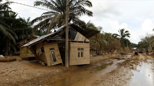 Endonezya'da şiddetli yağışların yol a&ccedil;tığı afetlerde &ouml;l&uuml; sayısı 1030'a y&uuml;kseldi
