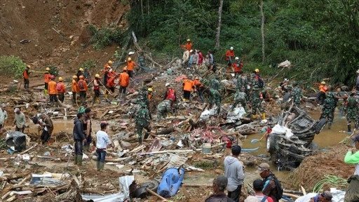 Endonezya'da toprak kaymaları nedeniyle ölenlerin sayısı 30'a yükseldi