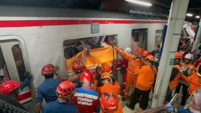Endonezya'da tren kazasında 4 kişi &ouml;ld&uuml;, 38 kişi yaralandı