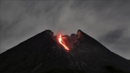 Endonezya&#039;da yanardağdaki lav akışı turist çekiyor