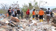 Endonezya’daki depremde binlerce kişi enkaz altında