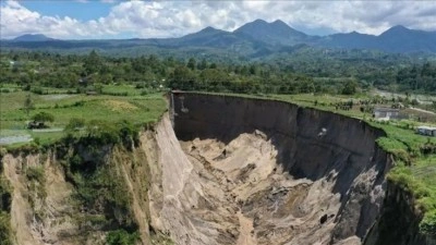 Endonezya'daki dev &ccedil;ukurun genişliği 30 bin metrekareyi aştı