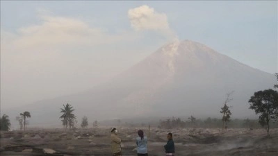 Endonezya'daki Semeru Yanardağı'nda 5 kez patlama meydana geldi