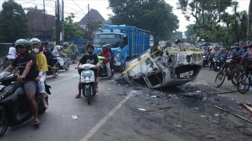 Endonezya'da futbol maçında çıkan izdihamda 129 kişi öldü
