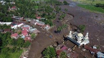 Endonezya'da heyelan ve seller nedeniyle en az 28 kişi yaşamını yitirdi