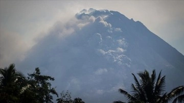 Endonezya'da Merapi Yanardağı'ndaki patlamalarda ölen dağcıların sayısı 22'ye yükseld