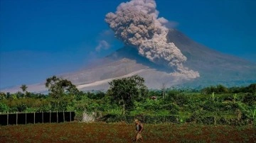 Endonezya'da yanardağ patlamaları nedeniyle 6 bin 500 kişi tahliye edildi