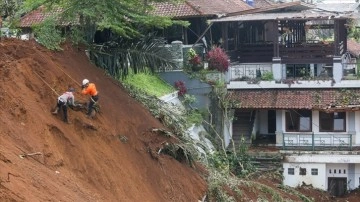 Endonezya'daki depremde hayatını kaybedenlerin sayısı 310'a yükseldi