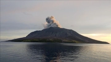 Endonezya'daki yanardağ patlaması nedeniyle Manado'daki havalimanı geçici kapatıldı
