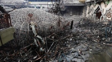 Endonezya'nın başkenti Cakarta'daki Ulu Cami'nin kubbesi yangın nedeniyle çöktü