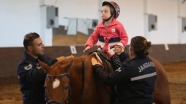 Engelli çocuklara jandarmanın at ve köpekleriyle terapi