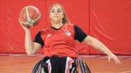 Engelli kadın basketbolcu hem salonda hem iş hayatında ter döküyor