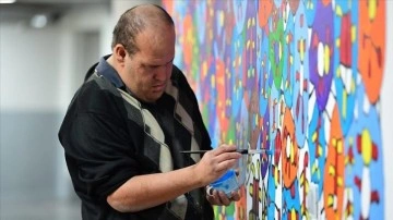 Engelli ressam, Altındağ'ın duvarlarına renkli dünyasını yansıtıyor