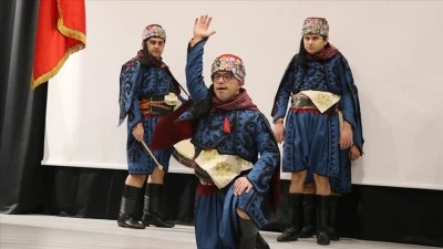 Engelli ve &ouml;zel bireylerden oluşan zeybek ekibi, sahneleri renklendiriyor