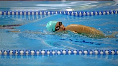 Engelli y&uuml;z&uuml;c&uuml; Eyl&uuml;l, milli takım hedefiyle kula&ccedil; atıyor