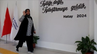 Enkaz altından &ccedil;ıkarılan Hataylı depremzede 3 yıl sonra protezle ayağa kalktı