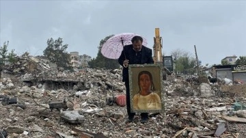 Enkazda bazı eserlerine ulaşan Hataylı mozaik ustası buruk sevinç yaşadı