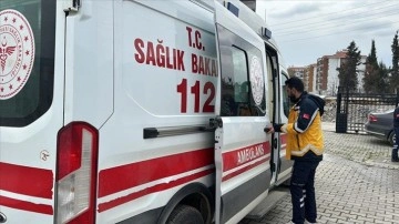 Enkazda kalan 112 görevlisi yarasına rağmen depremzedelerin yardımına koştu