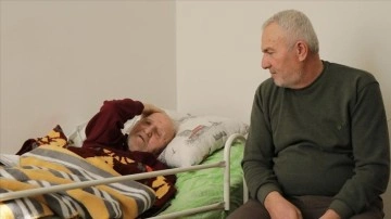 Enkazda kalan 85 yaşındaki felçli babası için yaşam alanı oluşturmuş