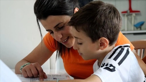 Enkazda sesiyle hayata tutunduğu oğluna hem annelik hem babalık yapıyor