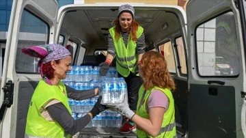 Enkazdan can kurtaran dağcı kadınlar depremzedelerin yaralarını sarıyor