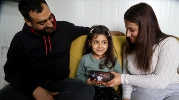 Enkazdan kurtarılma anı kameraya yansıyan Melek, ailesiyle hayata tutunuyor