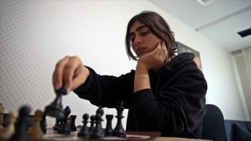 Enkazdan kurtulan milli satranççı Hena'nın hedefi spor ve eğitimi bir arada yürütmek