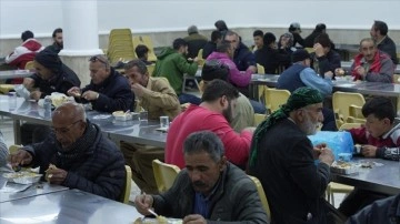 Erbil ve Süleymaniye'deki camilerin aşevleri Ramazanda toplu iftar geleneğini sürdürüyor