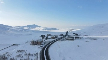 Erciyes Dağı'na kar yağdı
