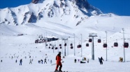 Erciyes'in pistleri kayak tutkunlarına adrenalinin zirvesini yaşatıyor
