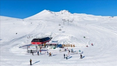 Erciyes Kayak Merkezi, 3 milyon ziyaret&ccedil;i hedefine sezon bitmeden ulaştı