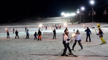 Erciyes Kayak Merkezi'nde gece kayağı devam ediyor