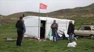 Erciyes'te kurdukları çadırlarla Kovid-19 sürecini atlatmaya çalışıyorlar
