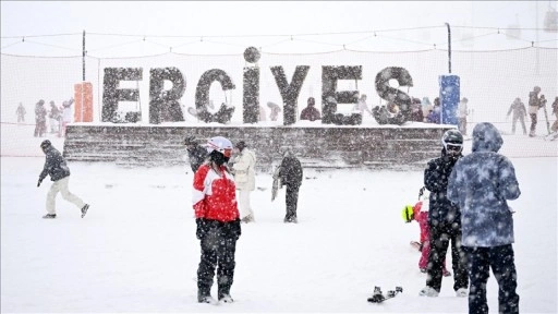 Erciyes'te pistler kayakseverlerle doldu