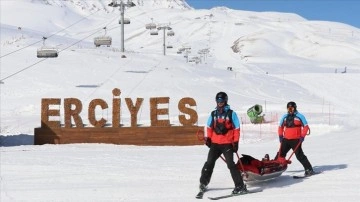 Erciyes'in pist güvenliği timi yaralanan kayakseverlerin yardımına koşuyor