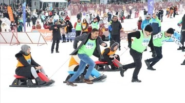 Erciyes'te eşler 'Artık çekilmez oldun' sloganıyla kar üstünde yarıştı