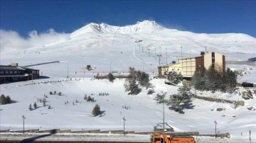 Erciyes'te kar yağışı etkili oldu