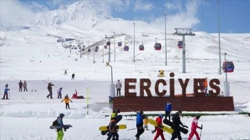 Erciyes'te kayak sezonu devam ediyor