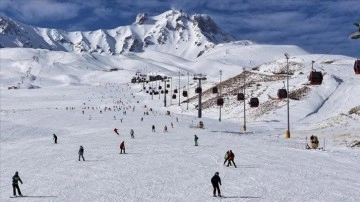 Erciyes'te yarıyıl tatili yoğunluğu yaşanıyor