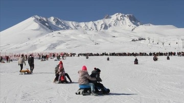 Erciyes'te yarıyıl tatilinde son gün yoğunluğu