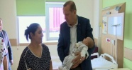 Erdoğan, hastane açılışında kucağına aldığı bebeği sevdi