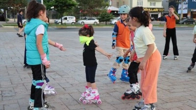 Ergan'ın &ccedil;ocuk kayak&ccedil;ıları yazın paten &uuml;zerinde oyunla formunu koruyor