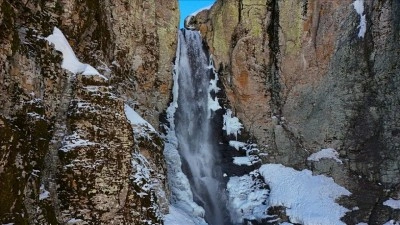 Eriyen kar sayesinde yeniden canlanan &Ccedil;ır Şelalesi dron ile g&ouml;r&uuml;nt&uuml;lendi