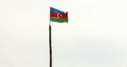 Ermenilerden geri alınan tepeye Azerbaycan bayrağı dikildi