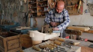 Ermenilerden öğrendiği sanatını 38 yıldır ahşaba işliyor