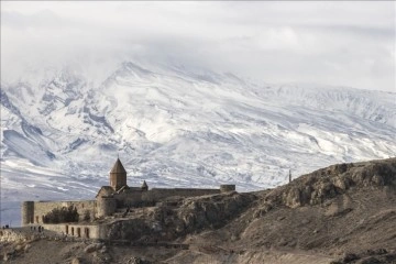 Ermenistan'daki Hor Virap Manastırı ziyaretçilerinin manzarası: Ağrı Dağı