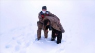 Erzincan&#039;da kar ve tipide donma tehlikesi geçiren kişinin yardımına Mehmetçik yetişti