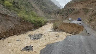 Erzincan'da Kemaliye-Başbağlar kara yolu, heyelan nedeniyle ulaşıma kapatıldı